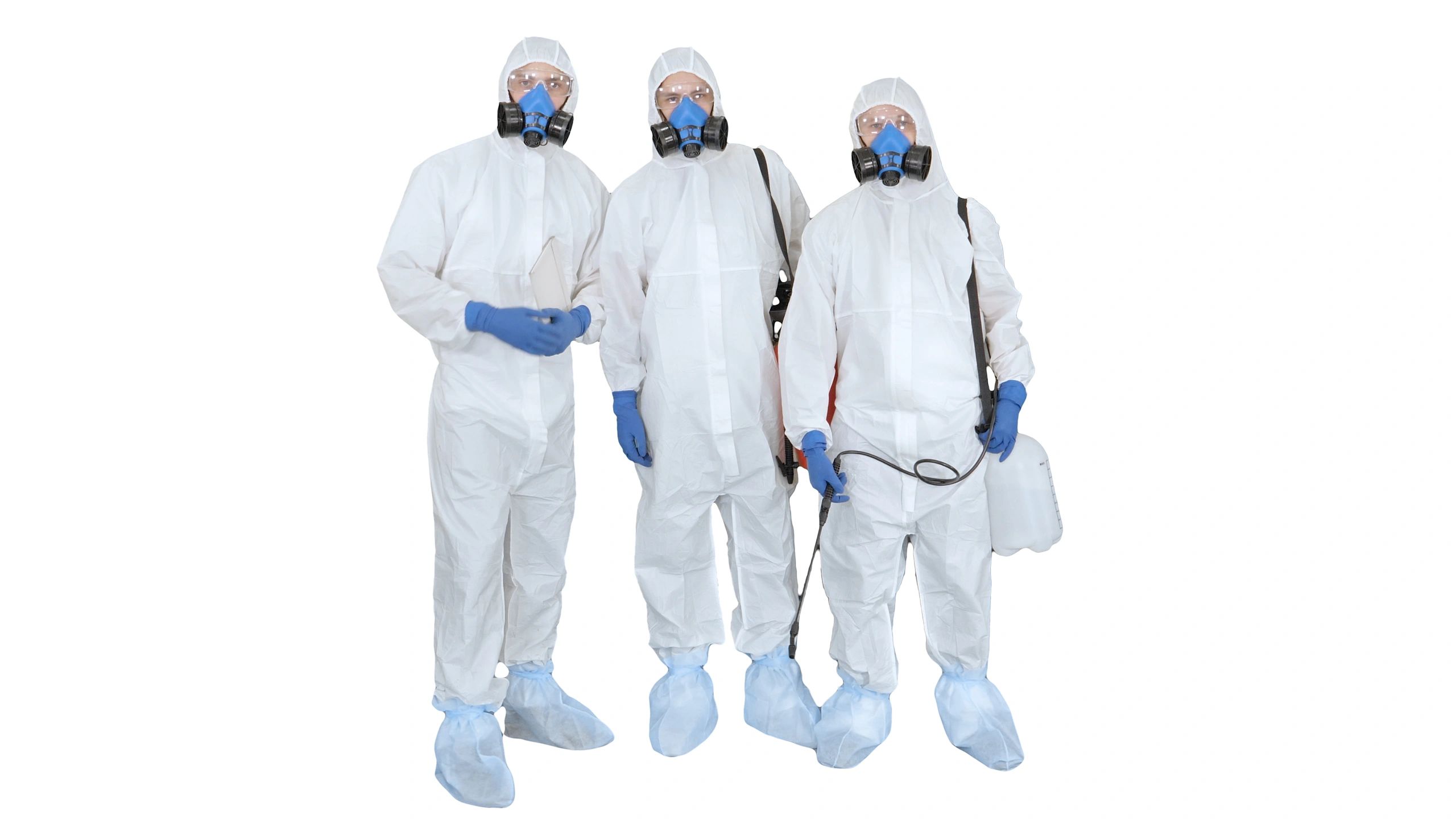 Team in beschermende kleding tijdens specialistische reiniging