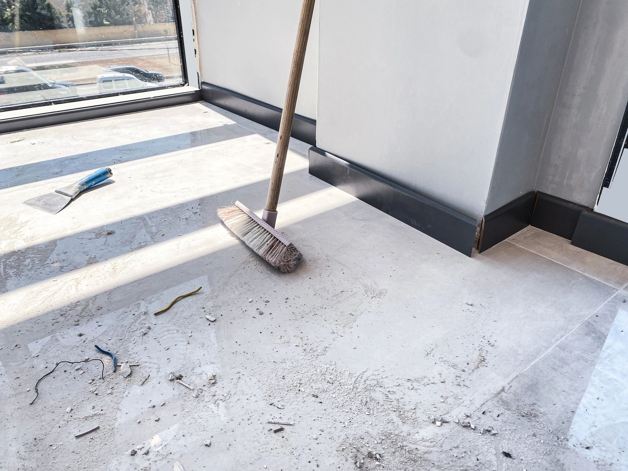 Opgeruimde ruimte tijdens schoonmaak en herstel